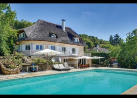 Grande maison rénovée au bord de la Seine avec piscine